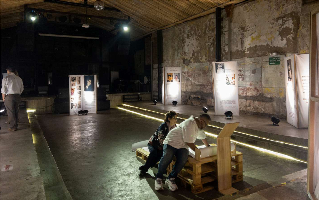 Recorrido con paneles narrativos y visitantes
