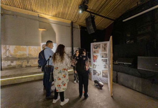 Visitantes observando fotografías de archivo