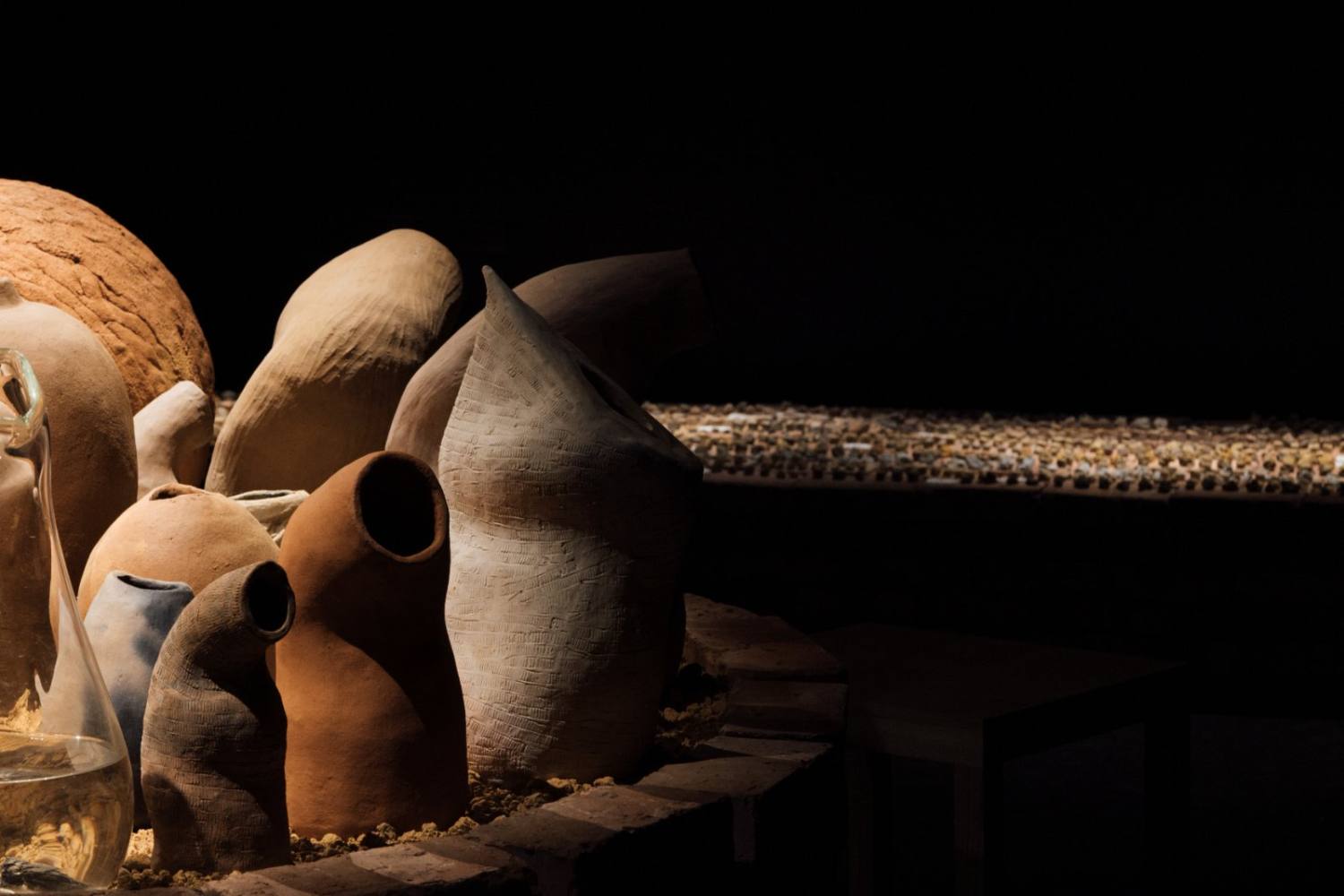 Detalle de las vasijas y la mesa de muestras