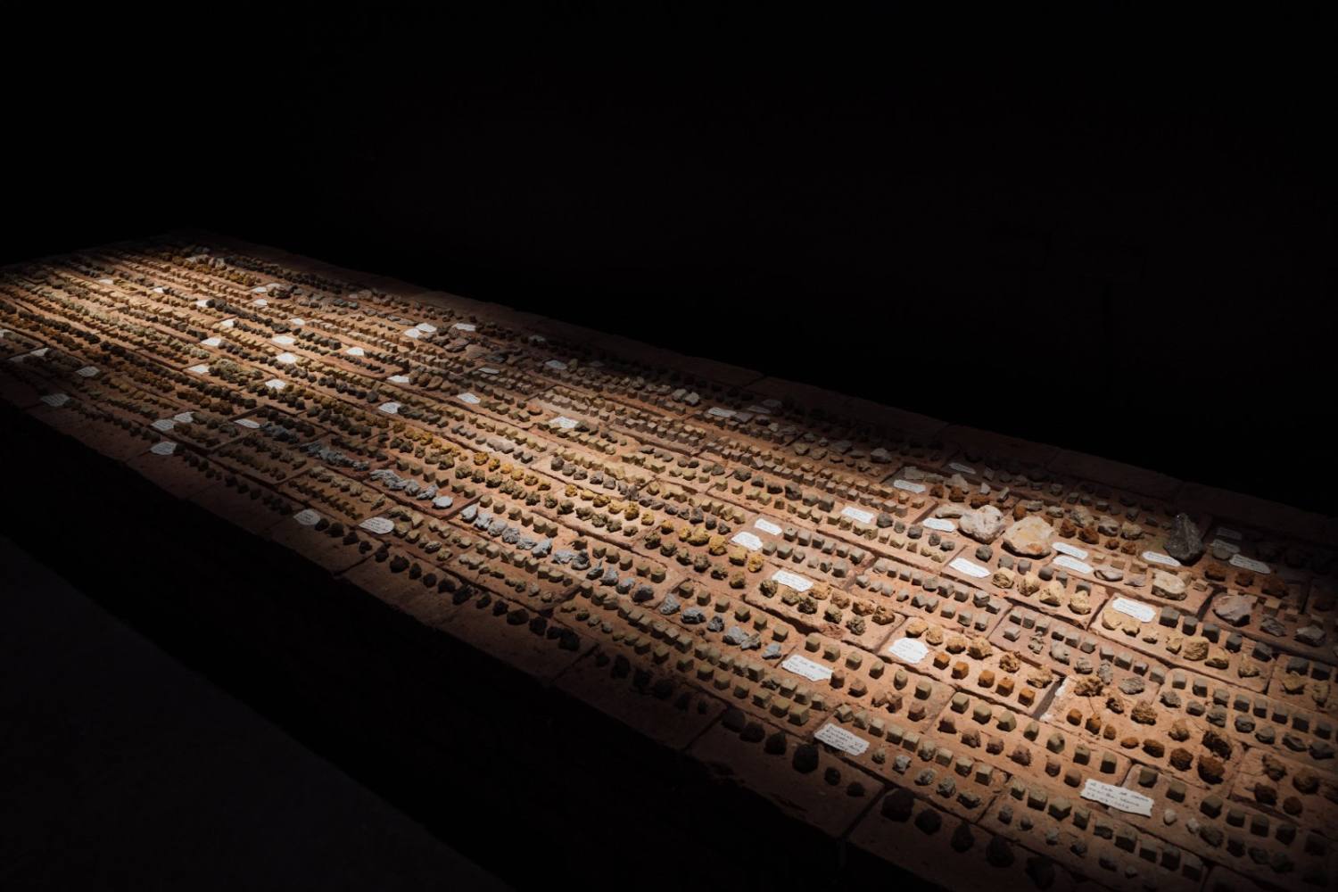 Mesa de muestras de barro y minerales
