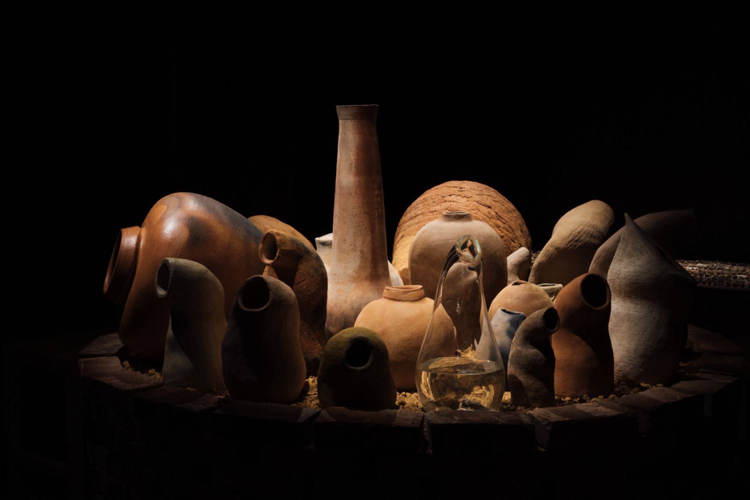 El Susurro del Barro — conjunto de cerámicas iluminado
