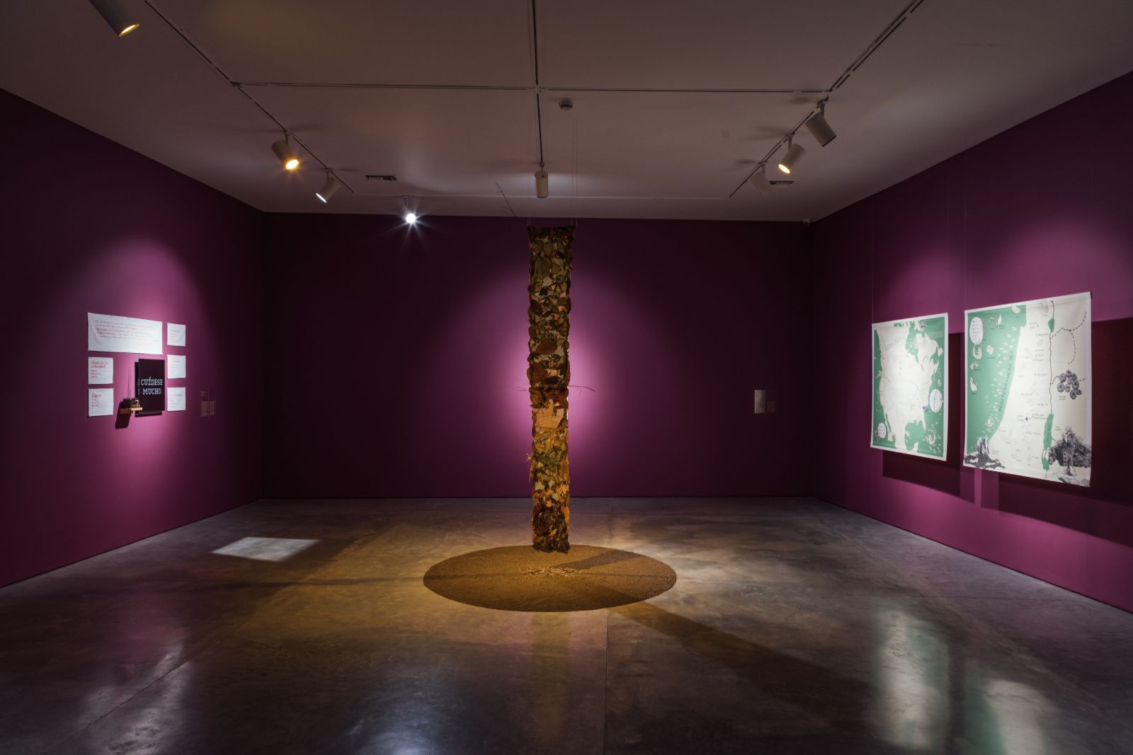 Sala con columna vegetal